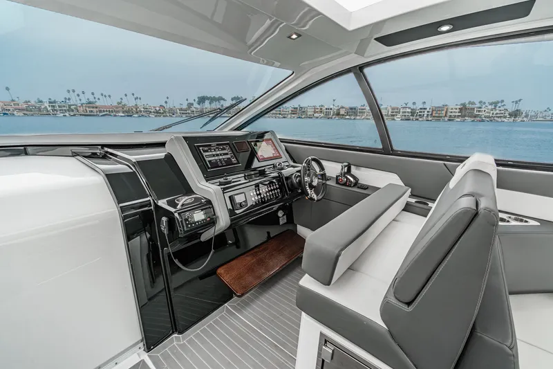 Slide: The Image of Cruisers 42 GLS 2022 - 32