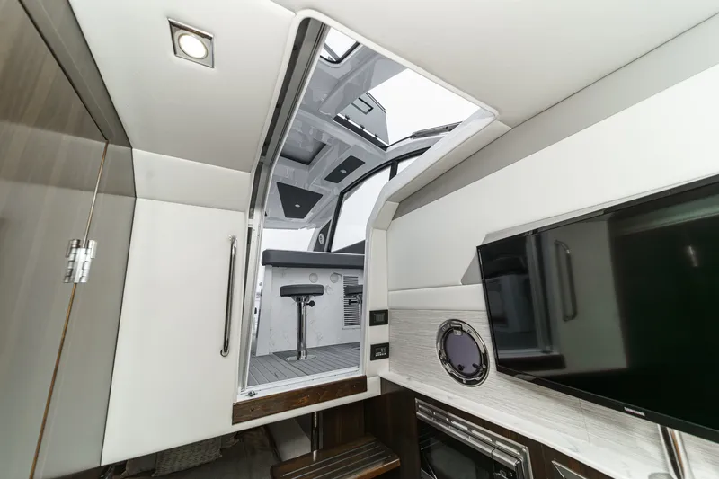 Slide: The Image of Cruisers 42 GLS 2022 - 39