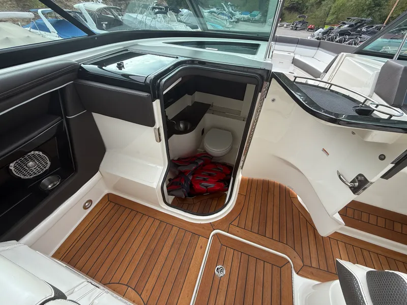 Slide: The Image of Sea Ray SLX 350 2017 - 20