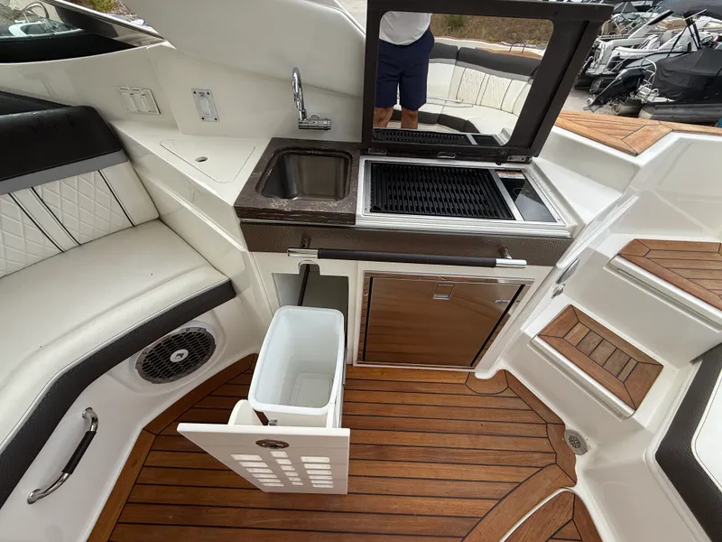 Slide: The Image of Sea Ray SLX 350 2017 - 18