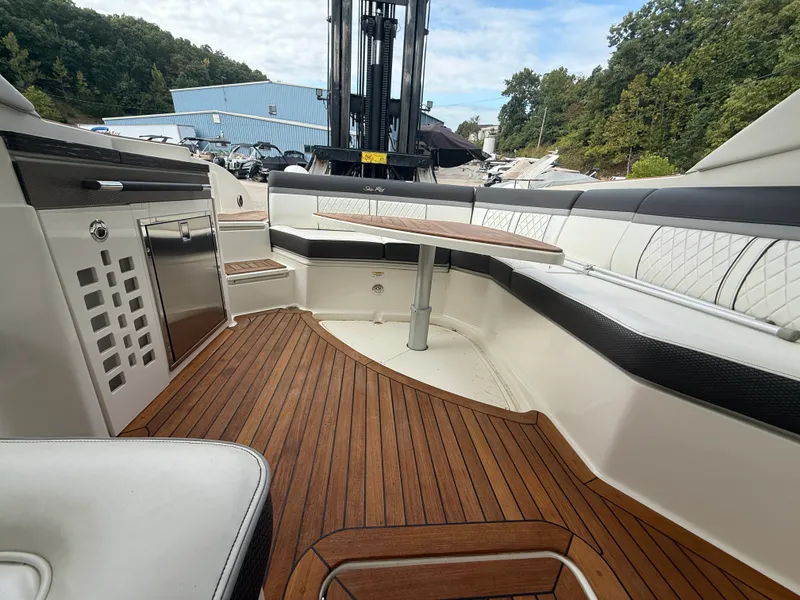 Slide: The Image of Sea Ray SLX 350 2017 - 17