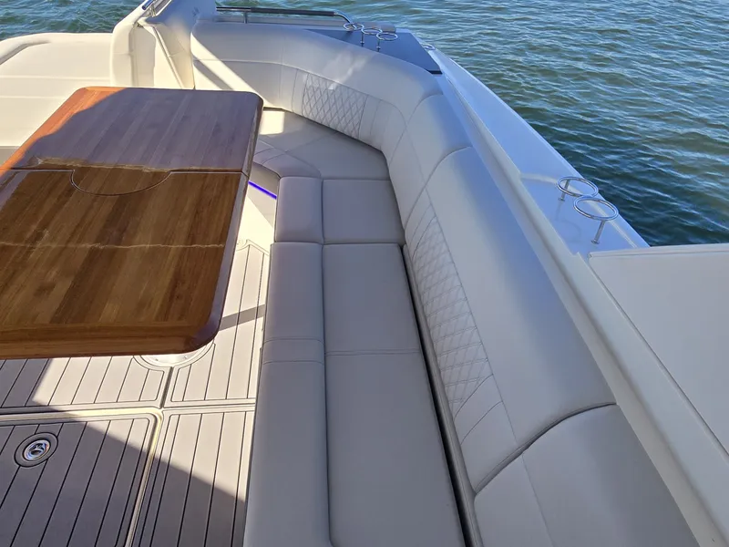 Slide: The Image of Sea Ray SLX 400 2020 - 35
