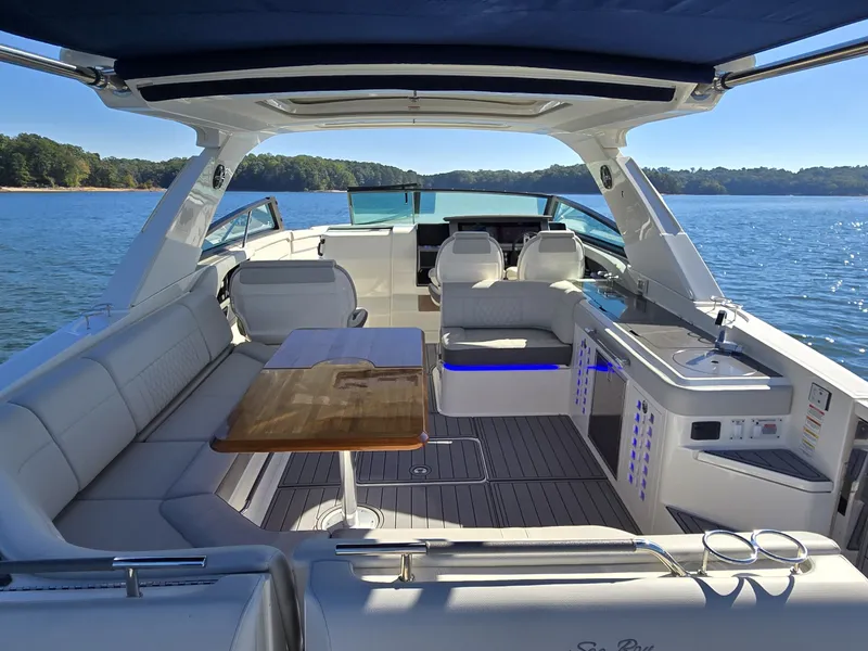 Slide: The Image of Sea Ray SLX 400 2020 - 31