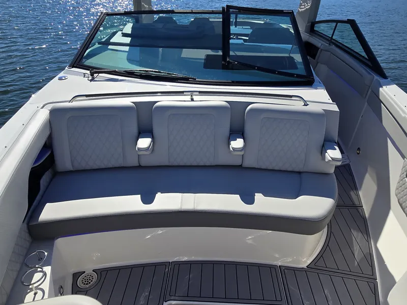 Slide: The Image of Sea Ray SLX 400 2020 - 58