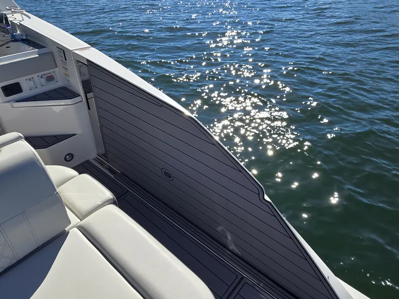 Slide: The Image of Sea Ray SLX 400 2020 - 30