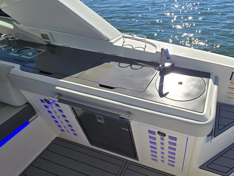 Slide: The Image of Sea Ray SLX 400 2020 - 36