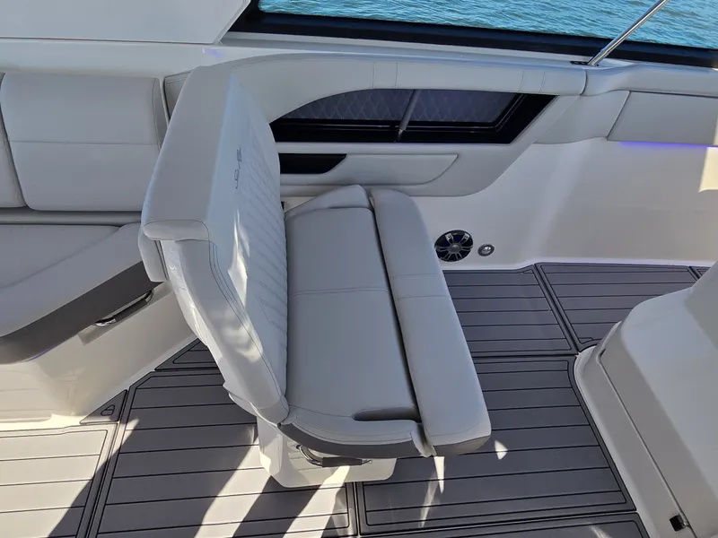 Slide: The Image of Sea Ray SLX 400 2020 - 43