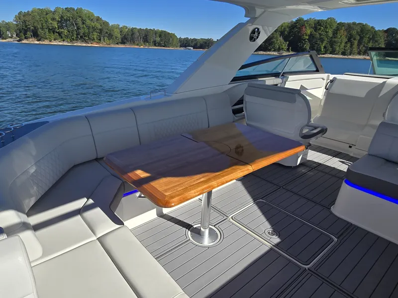 Slide: The Image of Sea Ray SLX 400 2020 - 32