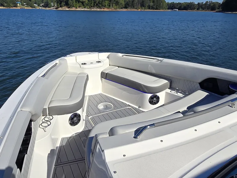 Slide: The Image of Sea Ray SLX 400 2020 - 53