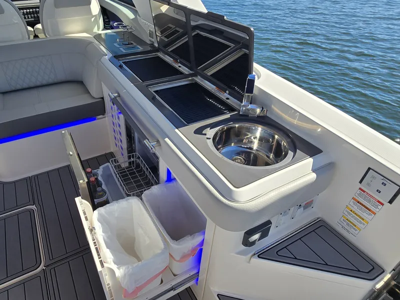 Slide: The Image of Sea Ray SLX 400 2020 - 37