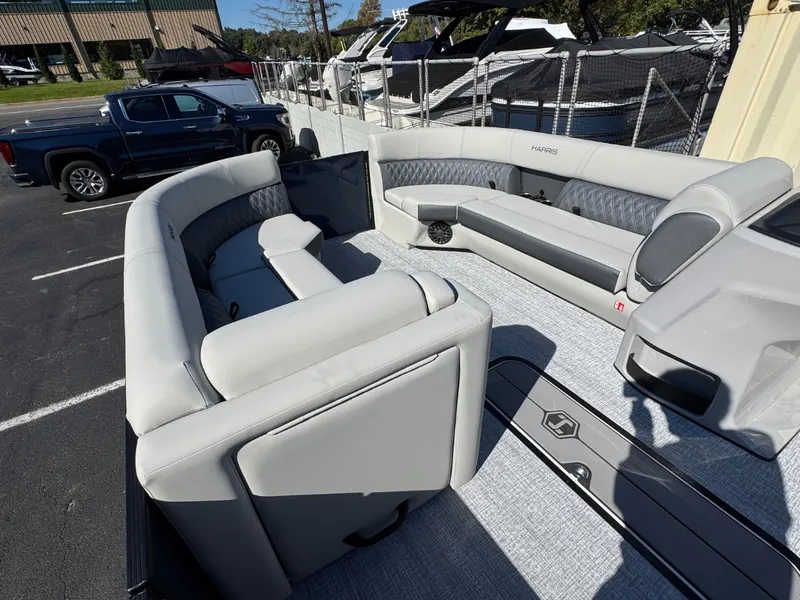 Slide: The Image of Harris Cruiser 230 2027 - 21