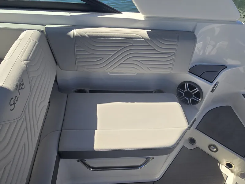 Slide: The Image of Sea Ray SDX 250 Surf 2027 - 40