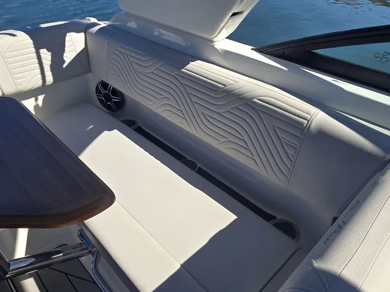 Slide: The Image of Sea Ray SDX 250 Surf 2027 - 15