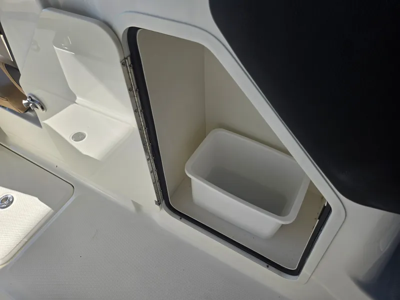 Slide: The Image of Sea Ray SLX 260 Outboard 2027 - 24
