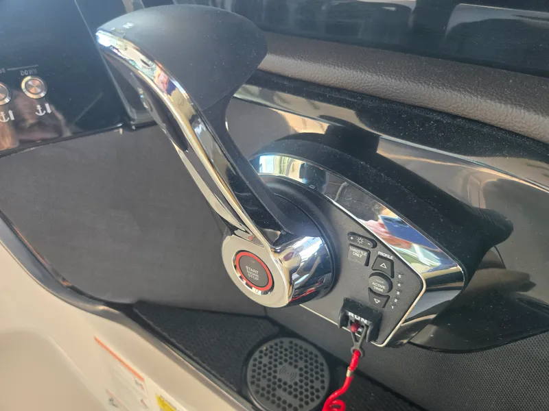 Slide: The Image of Sea Ray SLX 260 Outboard 2027 - 19