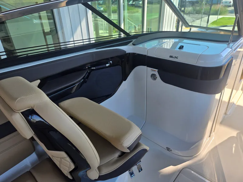 Slide: The Image of Sea Ray SLX 260 Outboard 2027 - 21