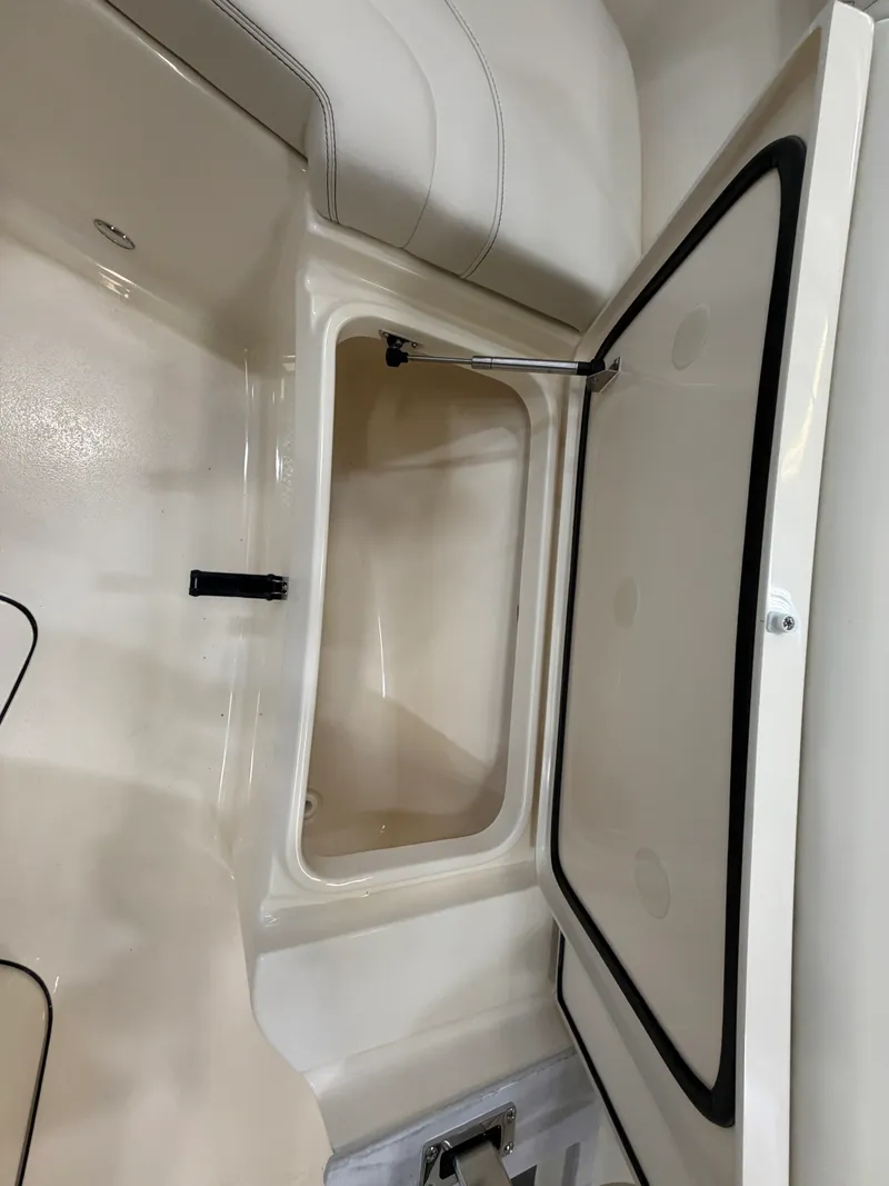 Slide: The Image of Scout 260 LXF 2027 - 33