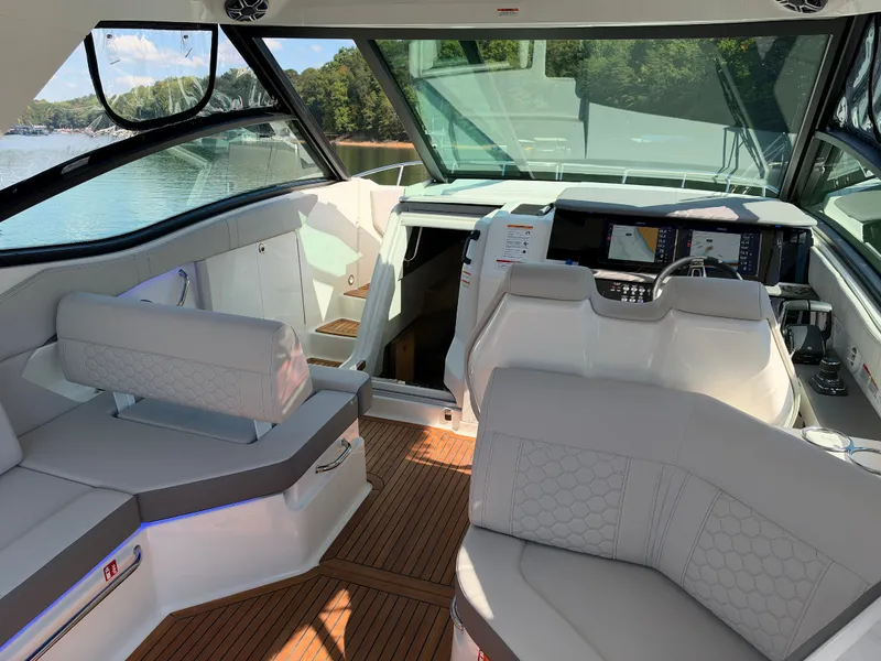Slide: The Image of Sea Ray Sundancer 320 2027 - 18