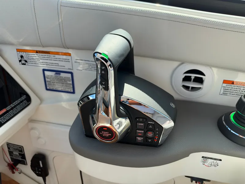Slide: The Image of Sea Ray Sundancer 320 2027 - 23