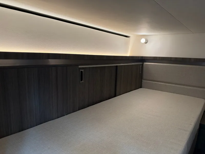 Slide: The Image of Sea Ray Sundancer 320 2027 - 48
