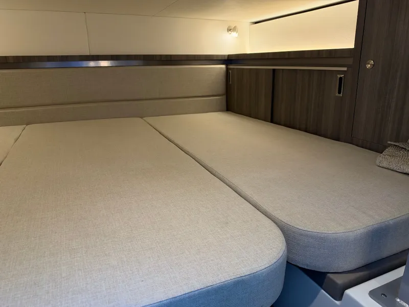 Slide: The Image of Sea Ray Sundancer 320 2027 - 51