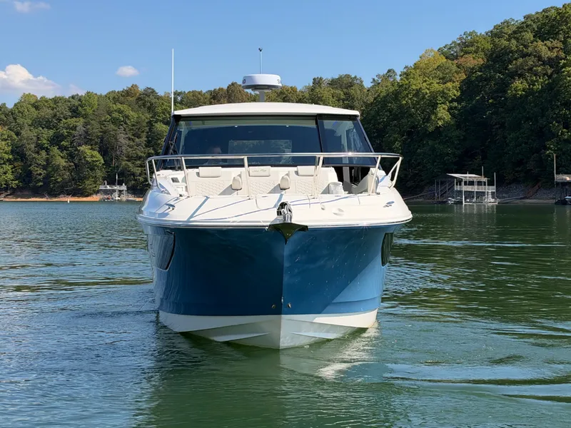 Slide: The Image of Sea Ray Sundancer 320 2027 - 2