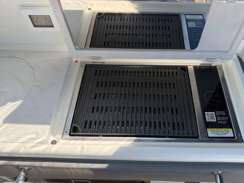 Slide: The Image of Sea Ray Sundancer 320 2027 - 12