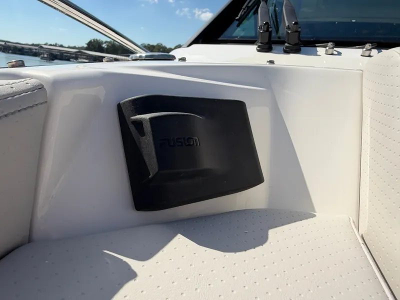 Slide: The Image of Sea Ray Sundancer 320 2027 - 31
