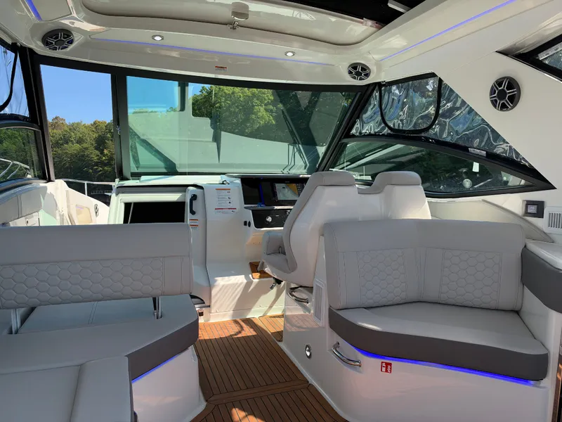 Slide: The Image of Sea Ray Sundancer 320 2027 - 17