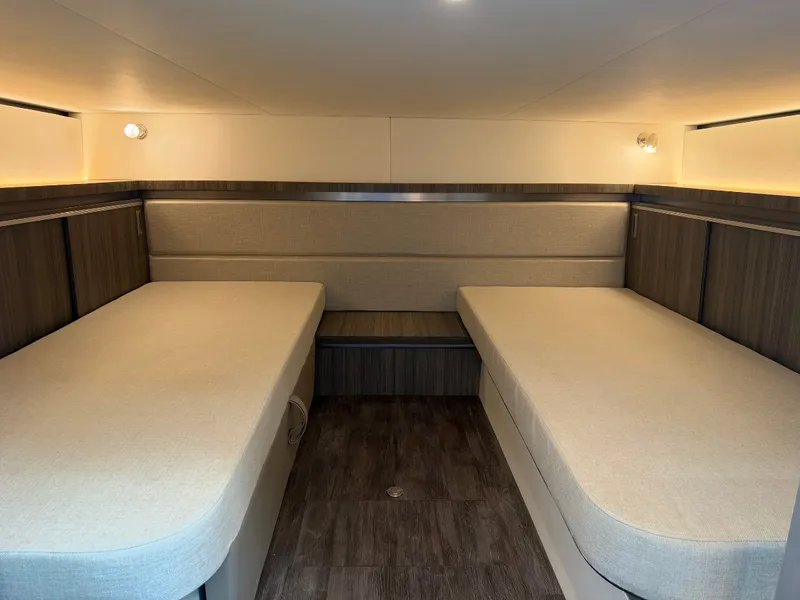 Slide: The Image of Sea Ray Sundancer 320 2027 - 45