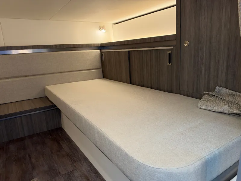 Slide: The Image of Sea Ray Sundancer 320 2027 - 47