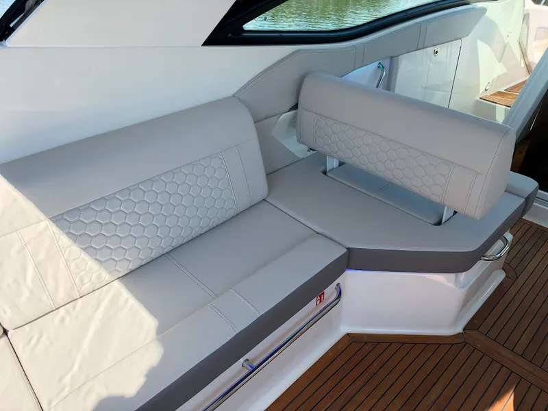 Slide: The Image of Sea Ray Sundancer 320 2027 - 9