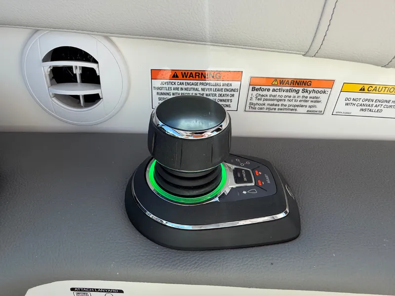 Slide: The Image of Sea Ray Sundancer 320 2027 - 24