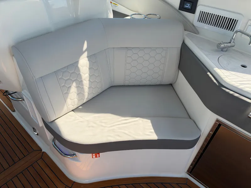 Slide: The Image of Sea Ray Sundancer 320 2027 - 10