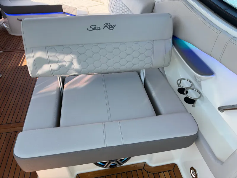 Slide: The Image of Sea Ray Sundancer 320 2027 - 16