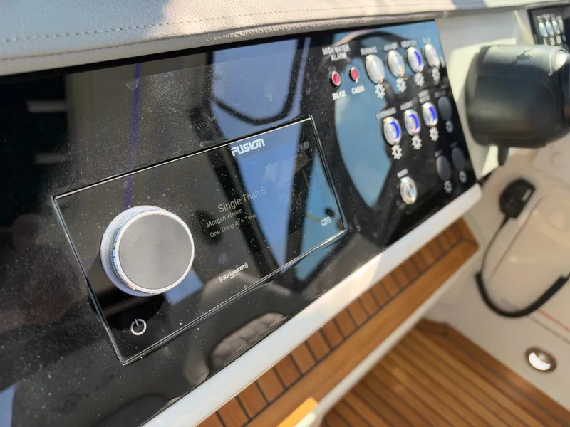 Slide: The Image of Sea Ray Sundancer 320 2027 - 25