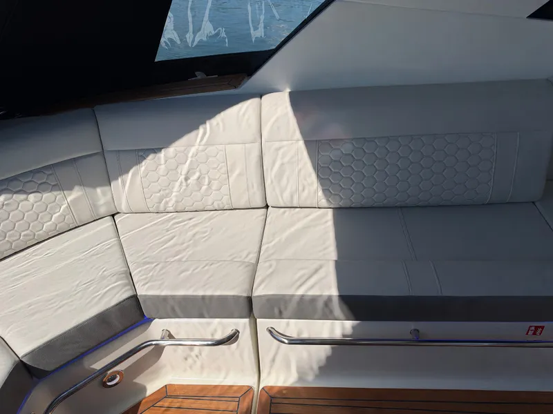 Slide: The Image of Sea Ray Sundancer 320 2027 - 8