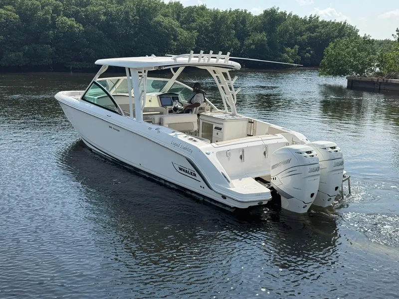 Slide: The Image of Boston Whaler 320 VANTAGE 2017 - 10