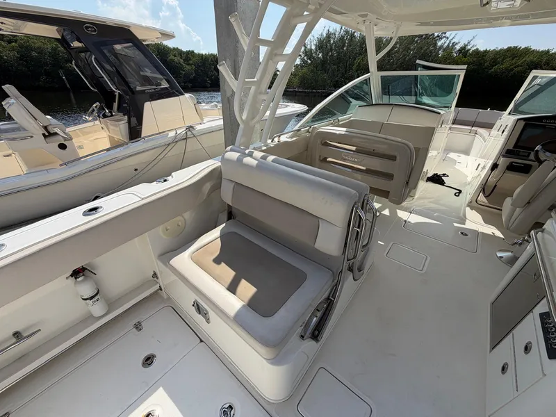 Slide: The Image of Boston Whaler 320 VANTAGE 2017 - 28