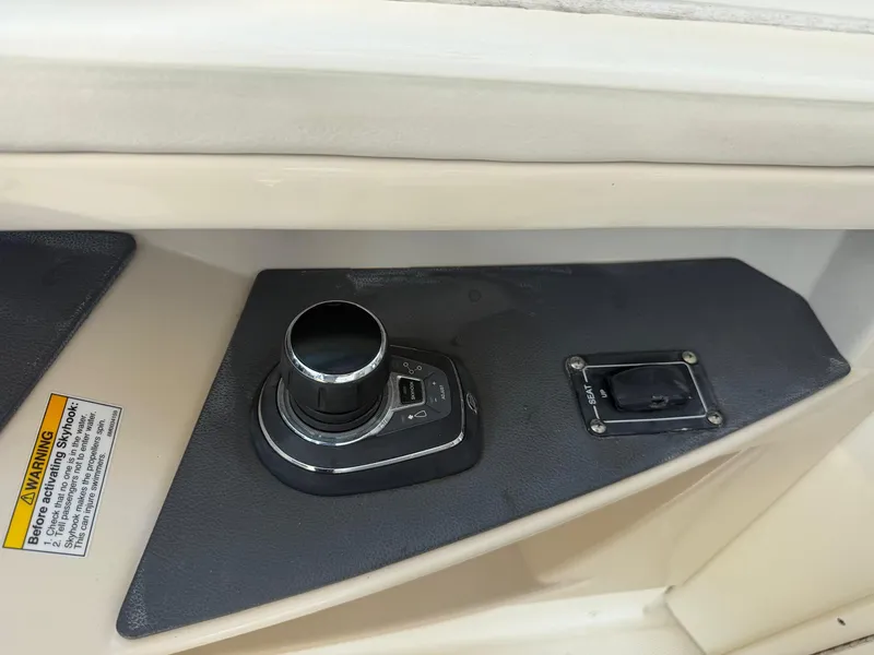 Slide: The Image of Boston Whaler 320 VANTAGE 2017 - 26