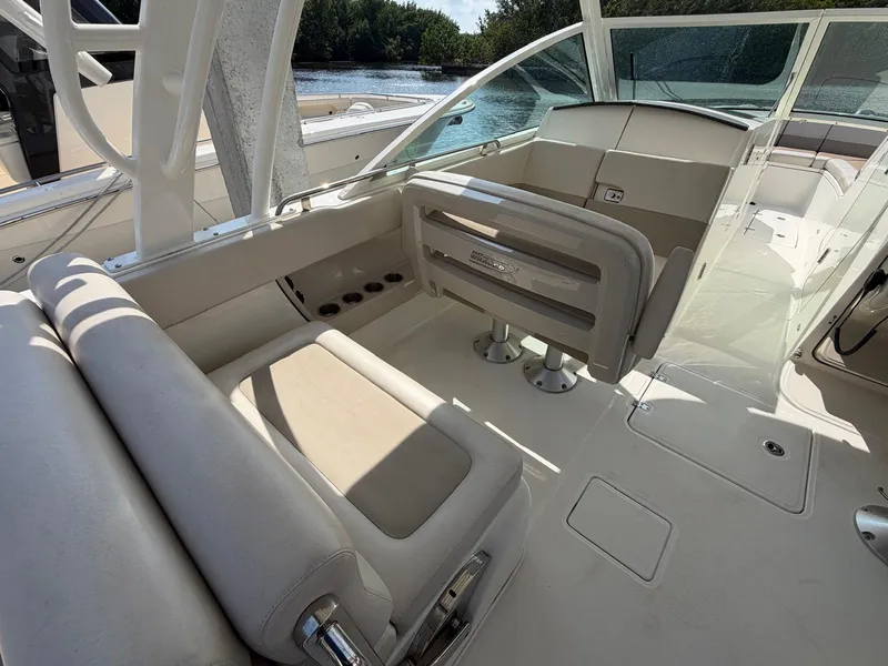Slide: The Image of Boston Whaler 320 VANTAGE 2017 - 17
