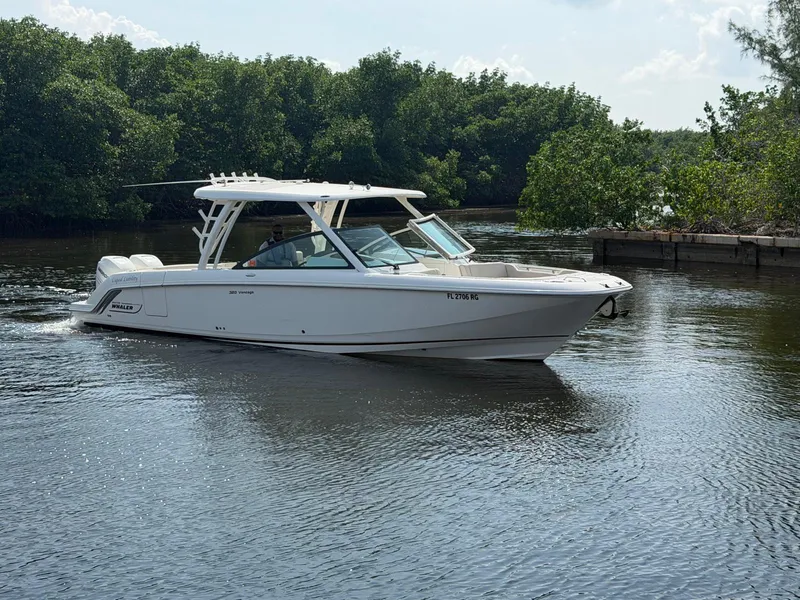 Slide: The Image of Boston Whaler 320 VANTAGE 2017 - 14