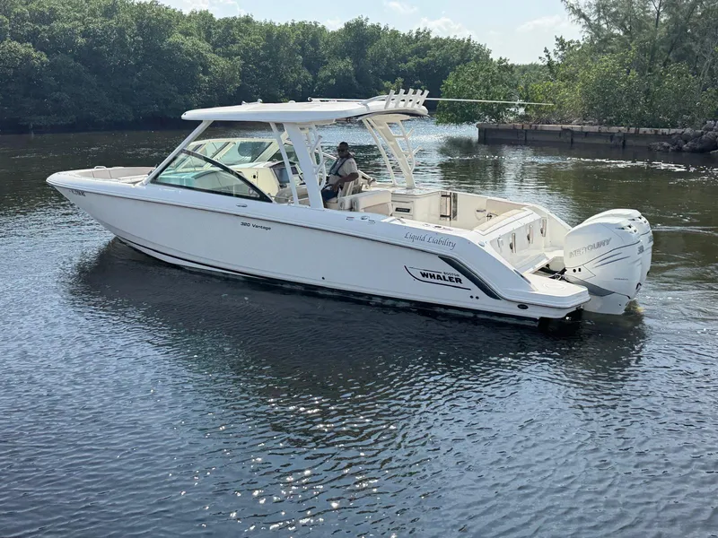 Slide: The Image of Boston Whaler 320 VANTAGE 2017 - 9