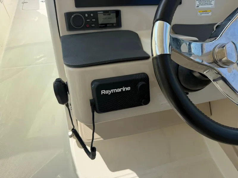 Slide: The Image of Boston Whaler 320 VANTAGE 2017 - 24