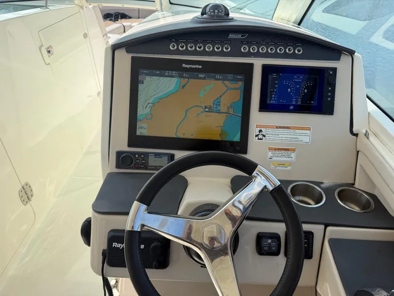 Slide: The Image of Boston Whaler 320 VANTAGE 2017 - 22