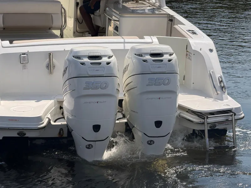 Slide: The Image of Boston Whaler 320 VANTAGE 2017 - 12