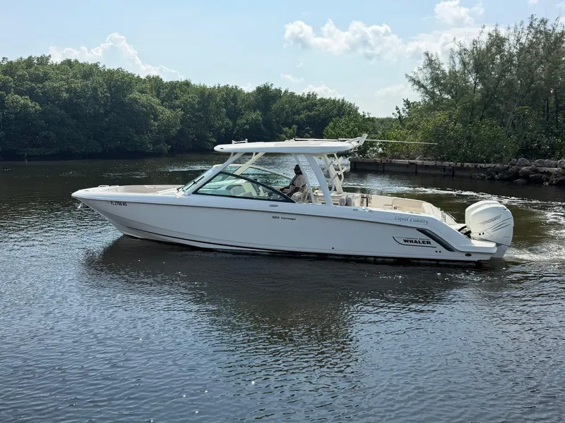 Slide: The Image of Boston Whaler 320 VANTAGE 2017 - 8