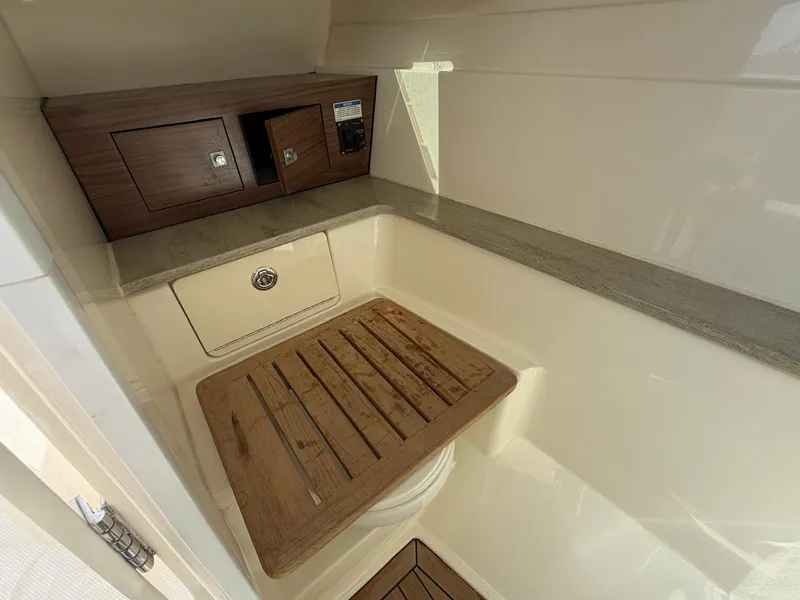 Slide: The Image of Boston Whaler 320 VANTAGE 2017 - 20