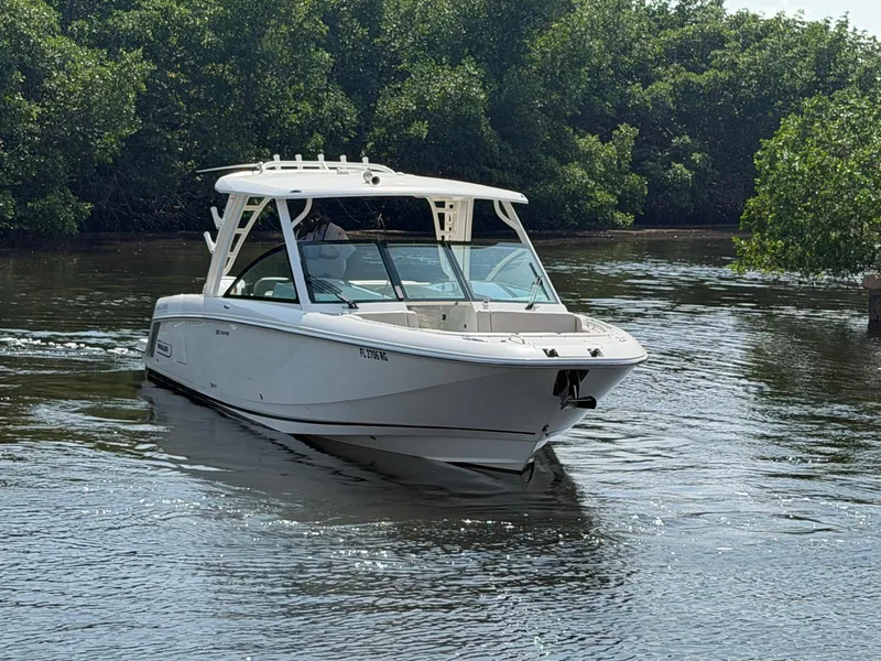 Slide: The Image of Boston Whaler 320 VANTAGE 2017 - 2