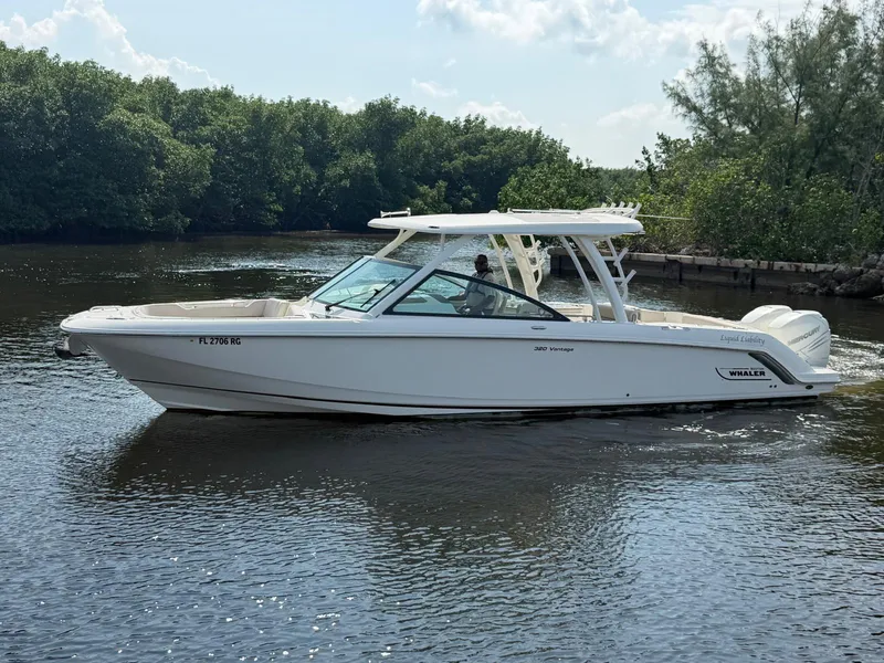 Slide: The Image of Boston Whaler 320 VANTAGE 2017 - 7